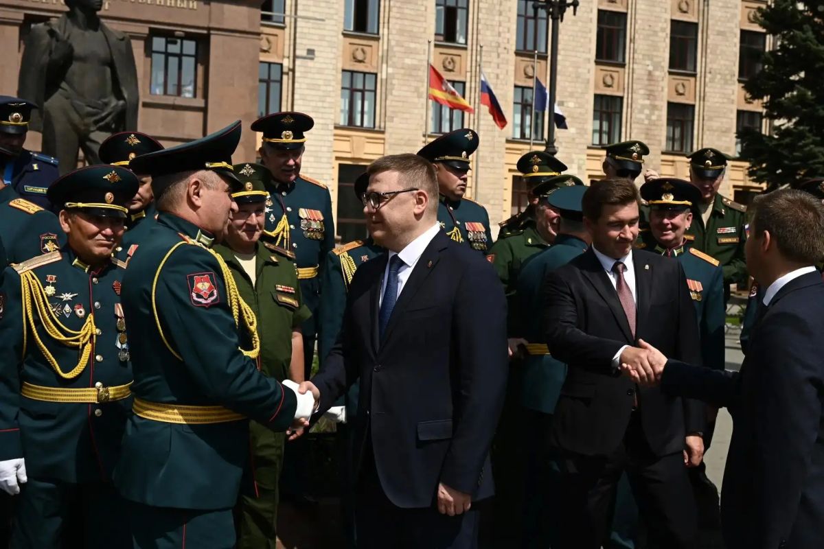 Алексей Текслер поздравил выпускников военного учебного центра в Челябинске Алексей Текслер поздравил выпускников военного учебного центра в Челябинске