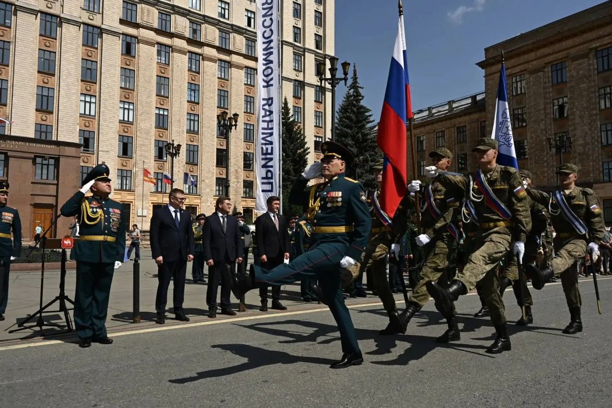 Алексей Текслер поздравил выпускников военного учебного центра в Челябинске Алексей Текслер поздравил выпускников военного учебного центра в Челябинске