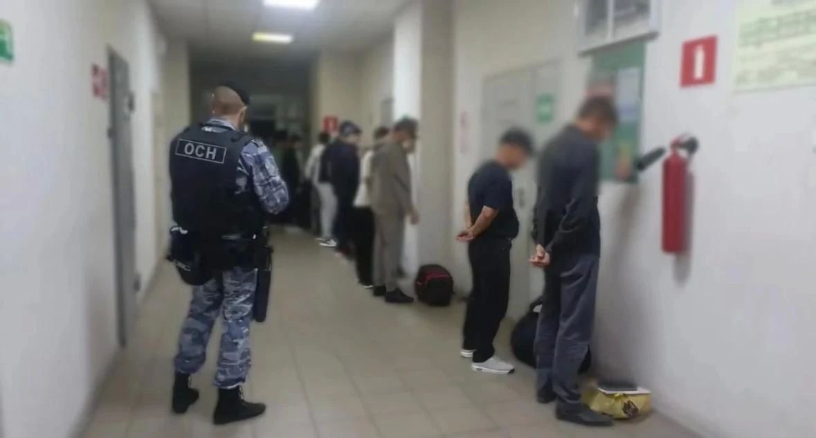 Сотрудниками Управления по вопросам миграции совместно с коллегами из Главного Управления Федеральной службы судебных приставов продолжается работа по удалению за пределы страны иностранных граждан, нарушивших миграционное... Сотрудниками Управления по вопросам миграции совместно с коллегами из Главного Управления Федеральной службы судебных приставов продолжается работа по удалению за пределы страны иностранных граждан, нарушивших миграционное...