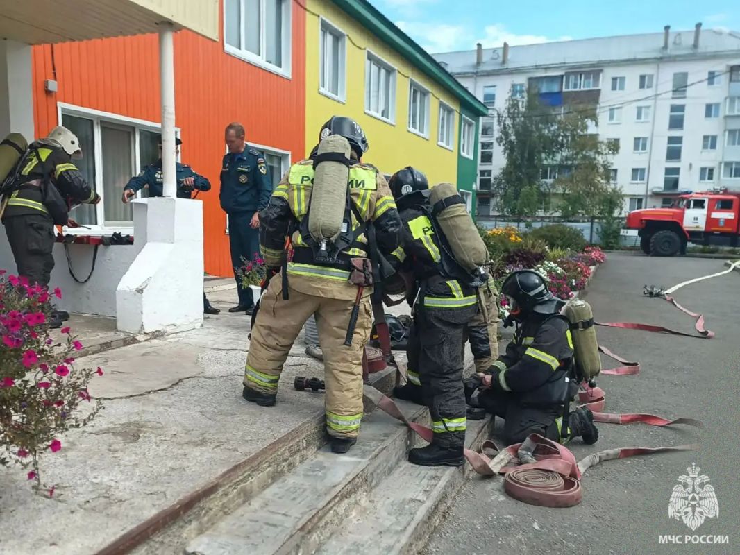 В Симе огнеборцы отработали действия по спасению людей на пожаре В Симе огнеборцы отработали действия по спасению людей на пожаре