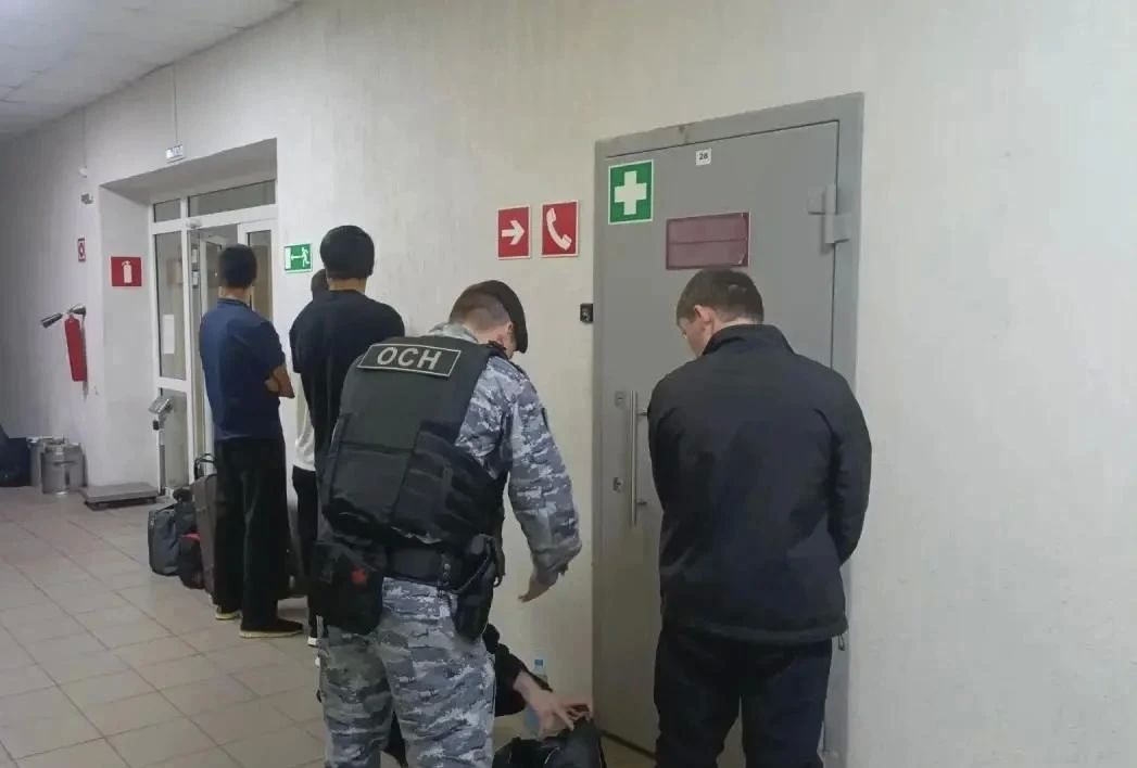 Сотрудниками Управления по вопросам миграции совместно с коллегами из Главного Управления Федеральной службы судебных приставов продолжается работа по удалению за пределы страны иностранных граждан, нарушивших миграционное... Сотрудниками Управления по вопросам миграции совместно с коллегами из Главного Управления Федеральной службы судебных приставов продолжается работа по удалению за пределы страны иностранных граждан, нарушивших миграционное...