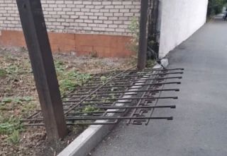 Прокуратура Магнитогорска проверяет детали падения забора на ребёнка