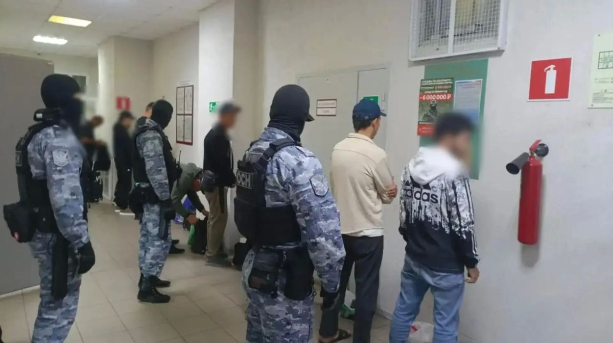 Сотрудниками Управления по вопросам миграции совместно с коллегами из Главного Управления Федеральной службы судебных приставов продолжается работа по удалению за пределы страны иностранных граждан, нарушивших миграционное... Сотрудниками Управления по вопросам миграции совместно с коллегами из Главного Управления Федеральной службы судебных приставов продолжается работа по удалению за пределы страны иностранных граждан, нарушивших миграционное...
