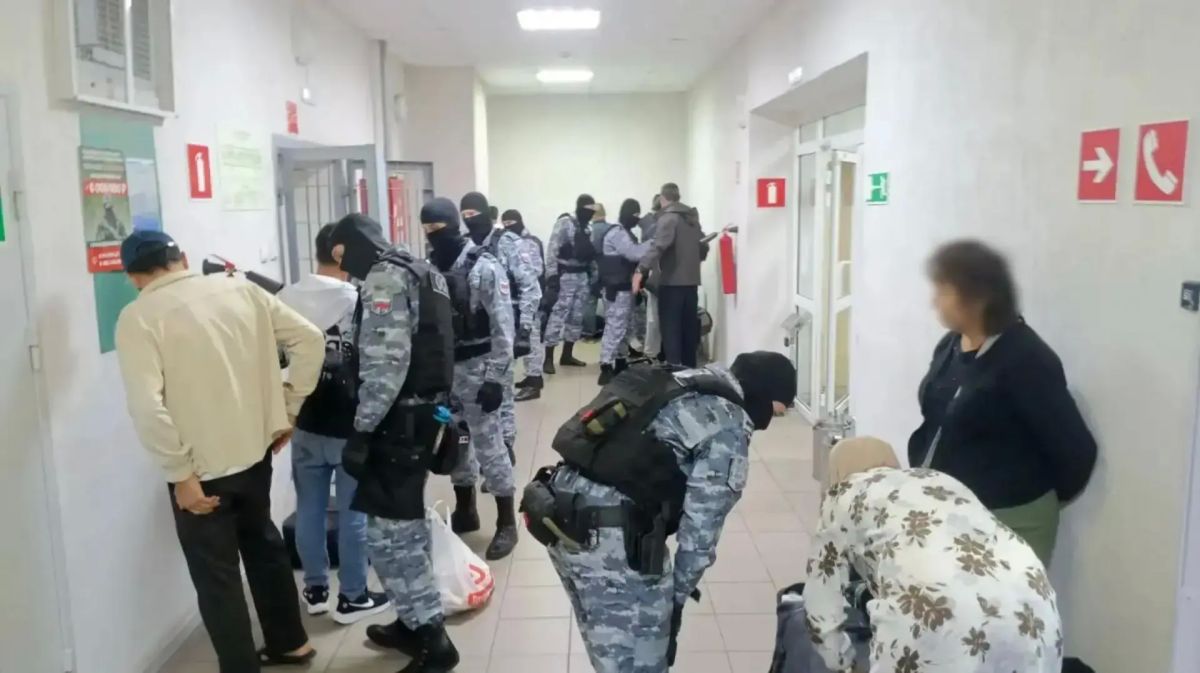 Сотрудниками Управления по вопросам миграции совместно с коллегами из Главного Управления Федеральной службы судебных приставов продолжается работа по удалению за пределы страны иностранных граждан, нарушивших миграционное... Сотрудниками Управления по вопросам миграции совместно с коллегами из Главного Управления Федеральной службы судебных приставов продолжается работа по удалению за пределы страны иностранных граждан, нарушивших миграционное...