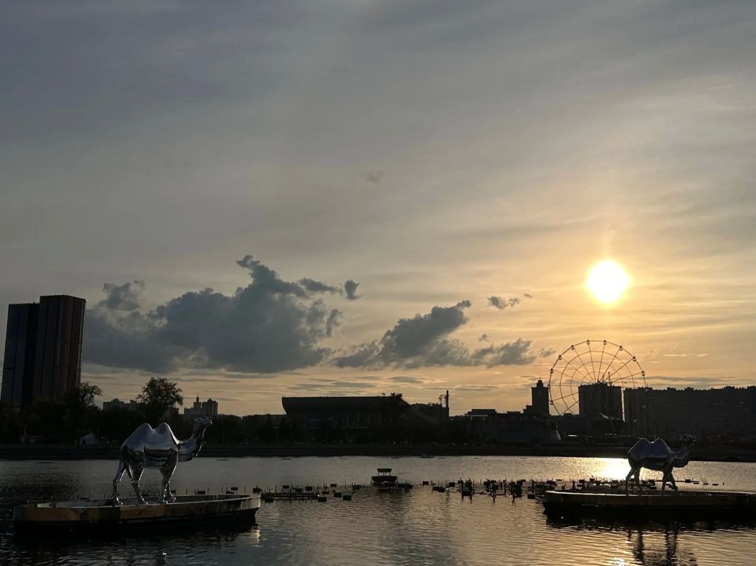 В центре Челябинска заметили верблюдов посередине реки. Прояснилось назначение загадочных зеркальных статуй верблюдов, которые появились на набережной реки Миасс в Челябинске со стороны концертного зала «Родина» еще в конце... В центре Челябинска заметили верблюдов посередине реки. Прояснилось назначение загадочных зеркальных статуй верблюдов, которые появились на набережной реки Миасс в Челябинске со стороны концертного зала «Родина» еще в конце...