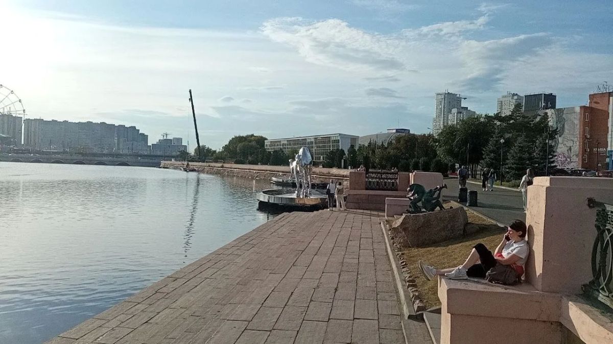 В центре Челябинска заметили верблюдов посередине реки. Прояснилось назначение загадочных зеркальных статуй верблюдов, которые появились на набережной реки Миасс в Челябинске со стороны концертного зала «Родина» еще в конце... В центре Челябинска заметили верблюдов посередине реки. Прояснилось назначение загадочных зеркальных статуй верблюдов, которые появились на набережной реки Миасс в Челябинске со стороны концертного зала «Родина» еще в конце...