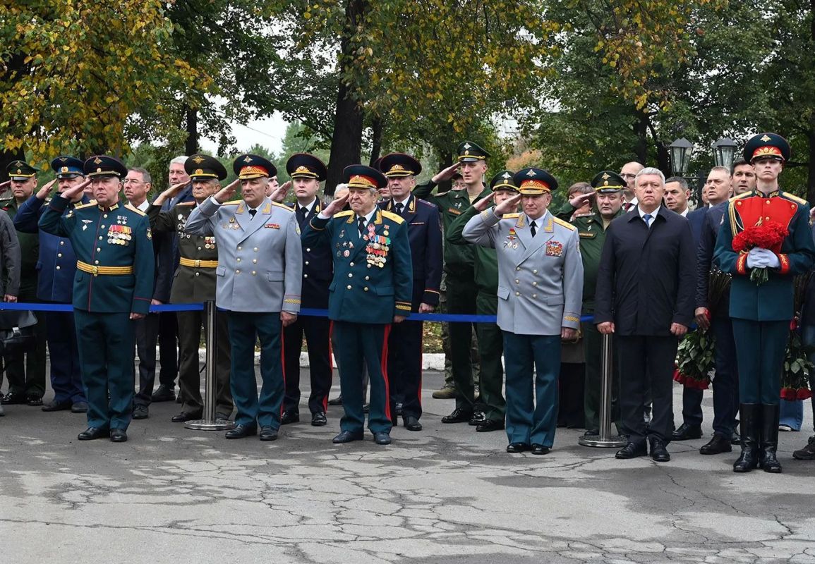 Начальник ГУ МВД области Сергей Космачев принял участие в церемонии открытия возрожденного челябинского танкового училища Начальник ГУ МВД области Сергей Космачев принял участие в церемонии открытия возрожденного челябинского танкового училища