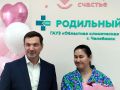 А вот и мама, подарившая семье четвертого ребенка - маленькую девочку