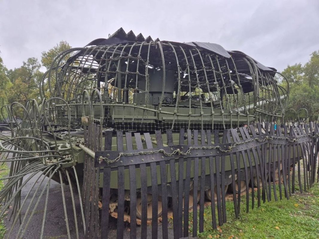 Танки Т-90М «Прорыв» и Т-80БВМ на территории Челябинского высшего танкового командного училища (ЧВТКУ) Танки Т-90М «Прорыв» и Т-80БВМ на территории Челябинского высшего танкового командного училища (ЧВТКУ)