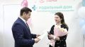 Лошкин поздравил 8 мам с рождением малышей в День города