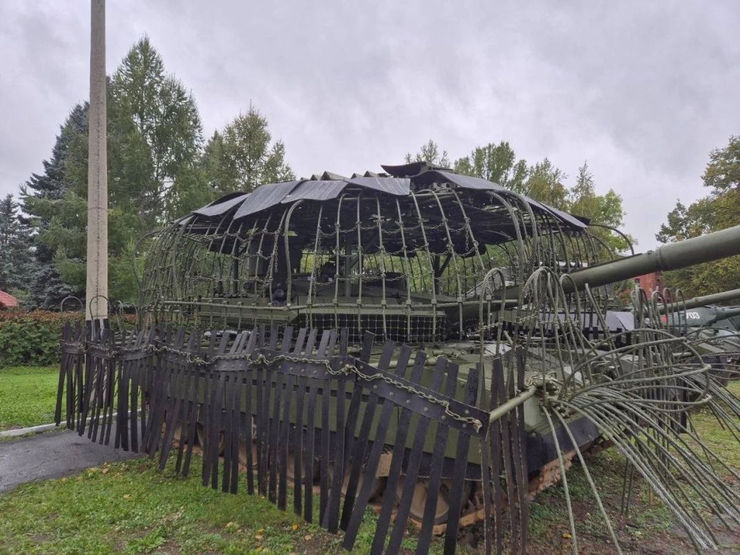 Танки Т-90М «Прорыв» и Т-80БВМ на территории Челябинского высшего танкового командного училища (ЧВТКУ) Танки Т-90М «Прорыв» и Т-80БВМ на территории Челябинского высшего танкового командного училища (ЧВТКУ)