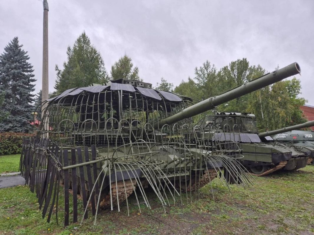 Танки Т-90М «Прорыв» и Т-80БВМ на территории Челябинского высшего танкового командного училища (ЧВТКУ) Танки Т-90М «Прорыв» и Т-80БВМ на территории Челябинского высшего танкового командного училища (ЧВТКУ)