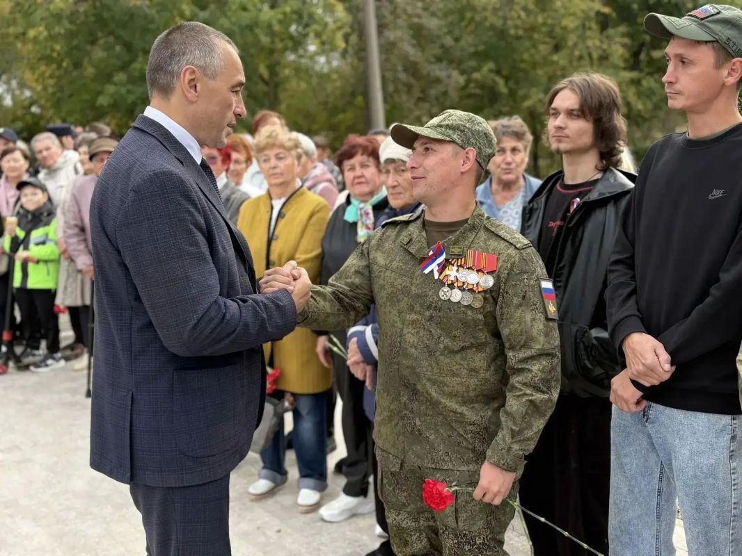 В Еманжелинском округе открыли Аллею Славы и памятник участникам специальной военной операции В Еманжелинском округе открыли Аллею Славы и памятник участникам специальной военной операции
