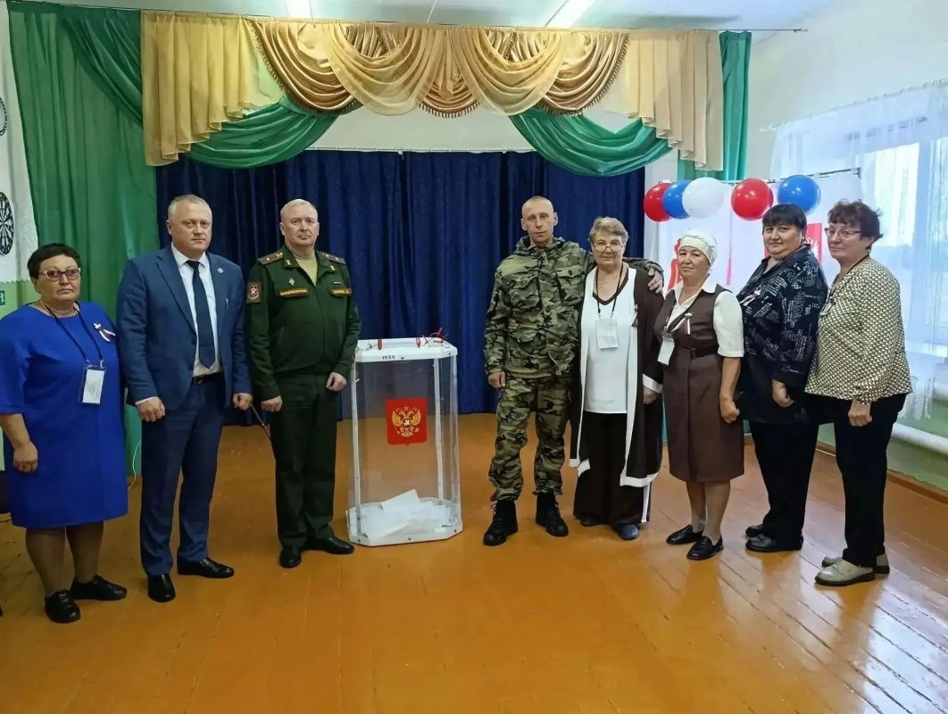 В поселке Солодянка Агаповского округа на избирательном участке № 1554 мужчина по имени Константин сделал свой выбор дважды В поселке Солодянка Агаповского округа на избирательном участке № 1554 мужчина по имени Константин сделал свой выбор дважды