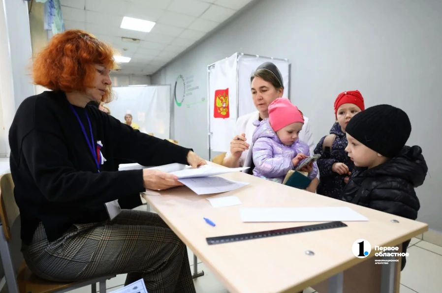 Большая семья — большая ответственность: челябинка проголосовала за будущее своих 15 детей Большая семья — большая ответственность: челябинка проголосовала за будущее своих 15 детей