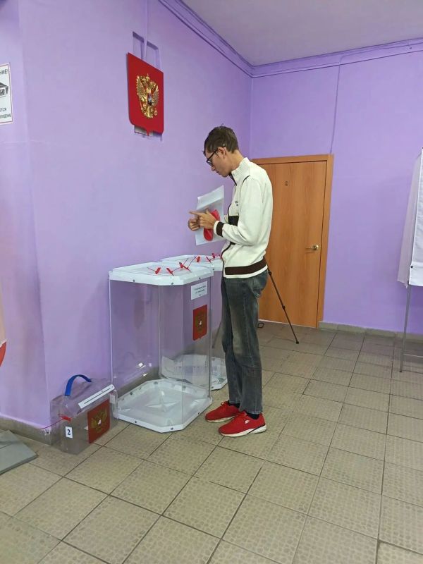 Троицке впервые голосующие студенты получают подарки Троицке впервые голосующие студенты получают подарки