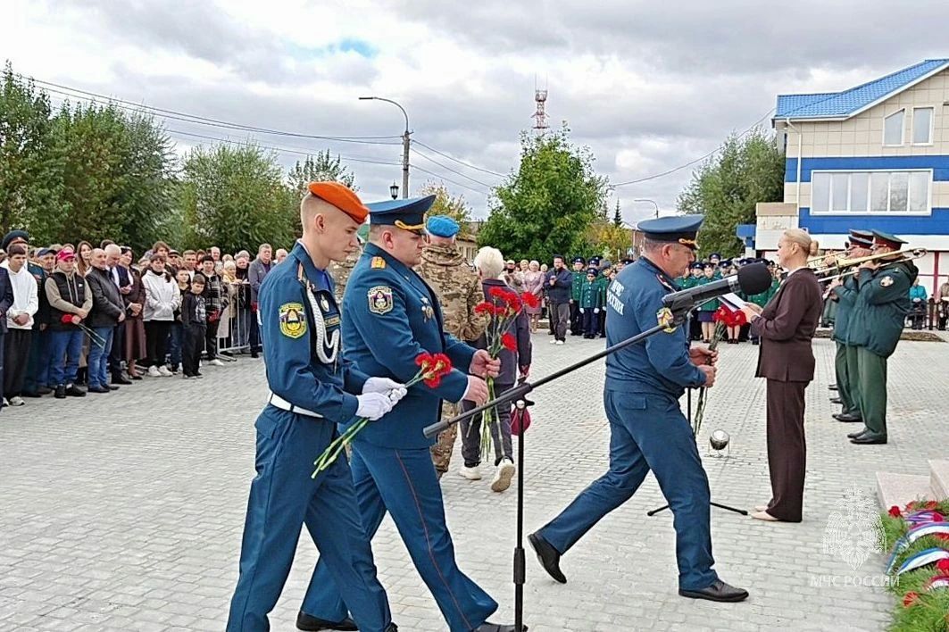 Имя героя в сердце города. В Каслях состоялось торжественное открытие сквера, названного в честь генерал-полковника, Героя Советского Союза Валерия Александровича Востротина Имя героя в сердце города. В Каслях состоялось торжественное открытие сквера, названного в честь генерал-полковника, Героя Советского Союза Валерия Александровича Востротина