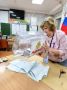 Урны вскрыты, бюллетени тщательно проверяют и считают, гасят неиспользованные