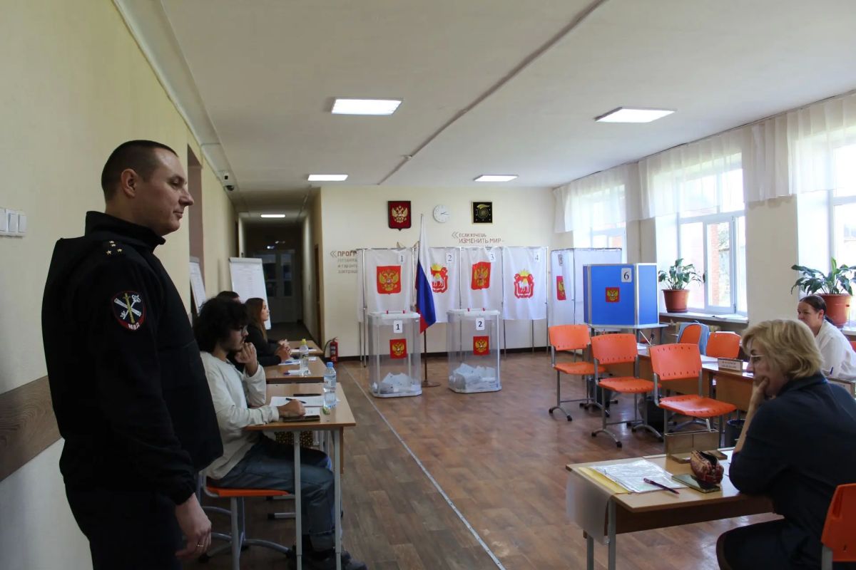 Сотрудники полиции продолжают обеспечивать правопорядок в заключительный день проведения голосования Сотрудники полиции продолжают обеспечивать правопорядок в заключительный день проведения голосования