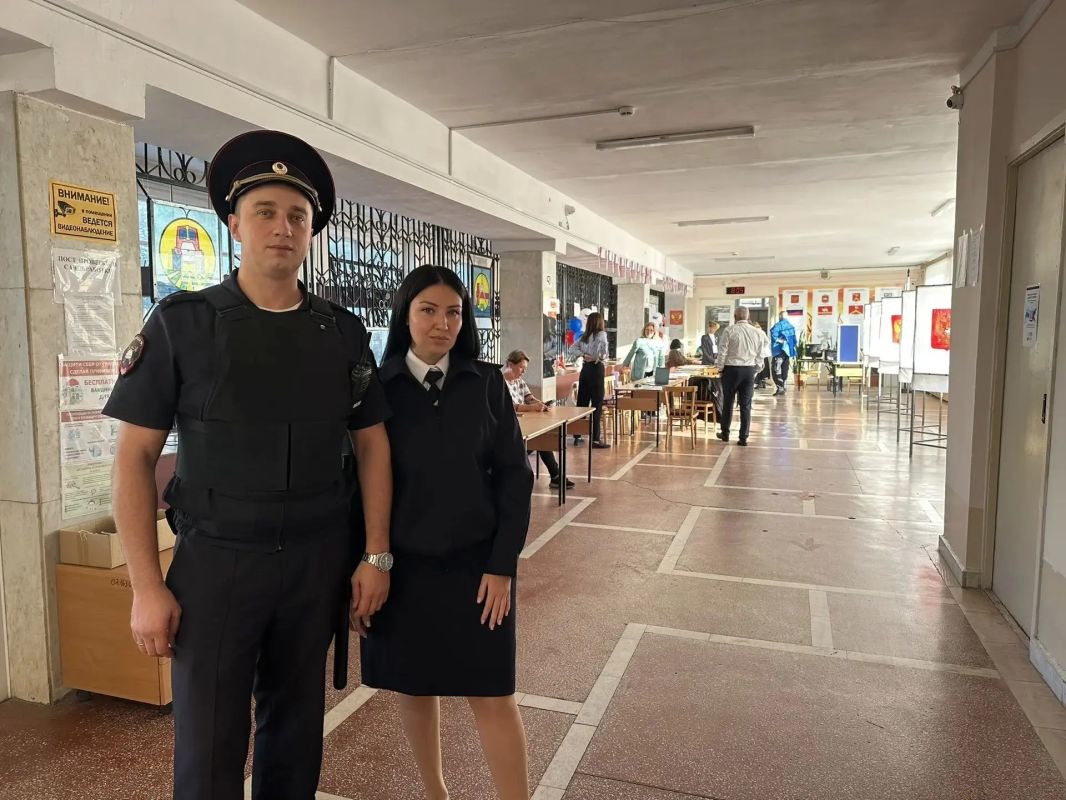 Сотрудники полиции продолжают обеспечивать правопорядок в заключительный день проведения голосования Сотрудники полиции продолжают обеспечивать правопорядок в заключительный день проведения голосования
