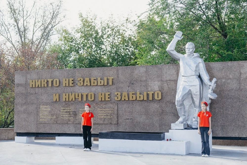 В поселке Первомайском Коркинского округа открыли обновленный мемориал «Никто не забыт, ничто не забыто»