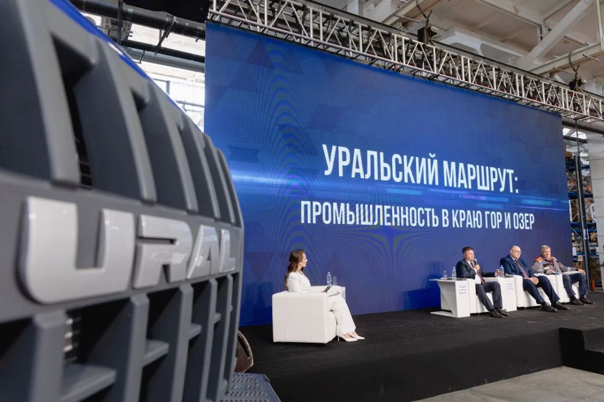 Станислав Мошаров открыл пленарную сессию медиафорума "Опережающие время Станислав Мошаров открыл пленарную сессию медиафорума "Опережающие время