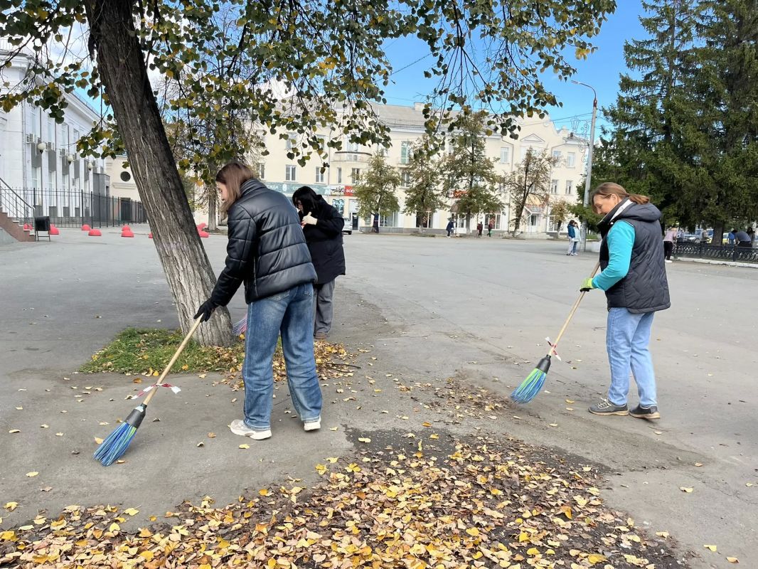 В Копейске прошел ежемесячный субботник В Копейске прошел ежемесячный субботник