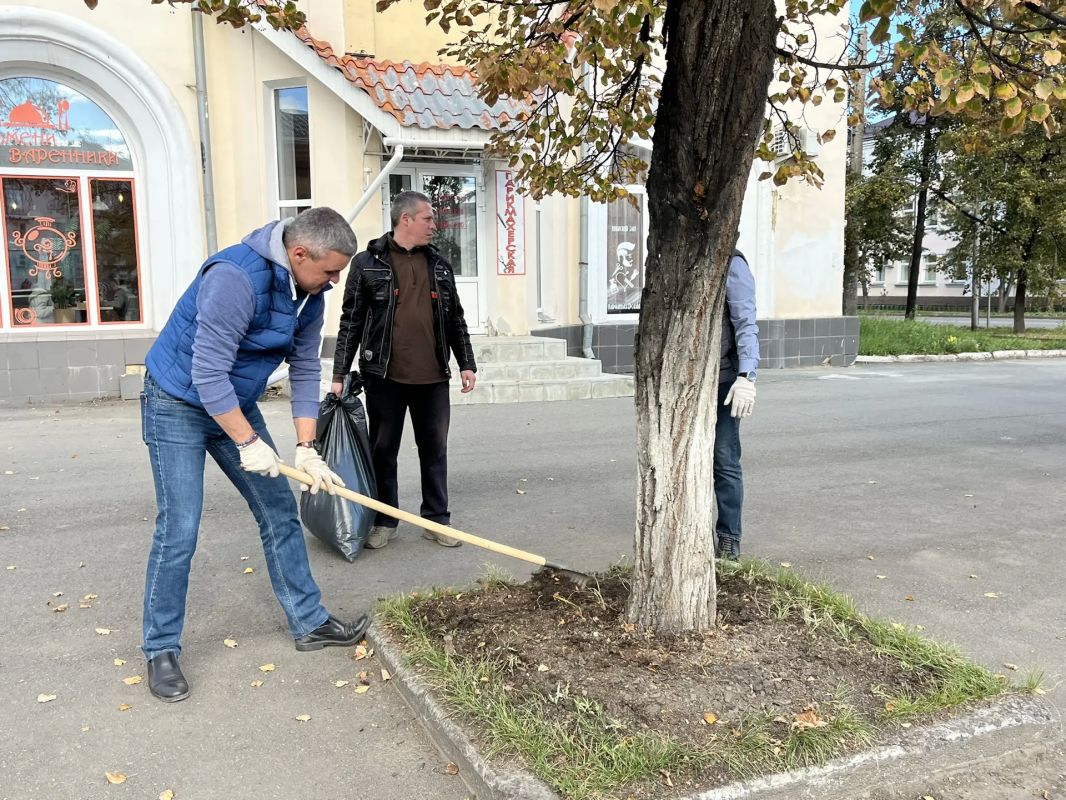 В Копейске прошел ежемесячный субботник В Копейске прошел ежемесячный субботник