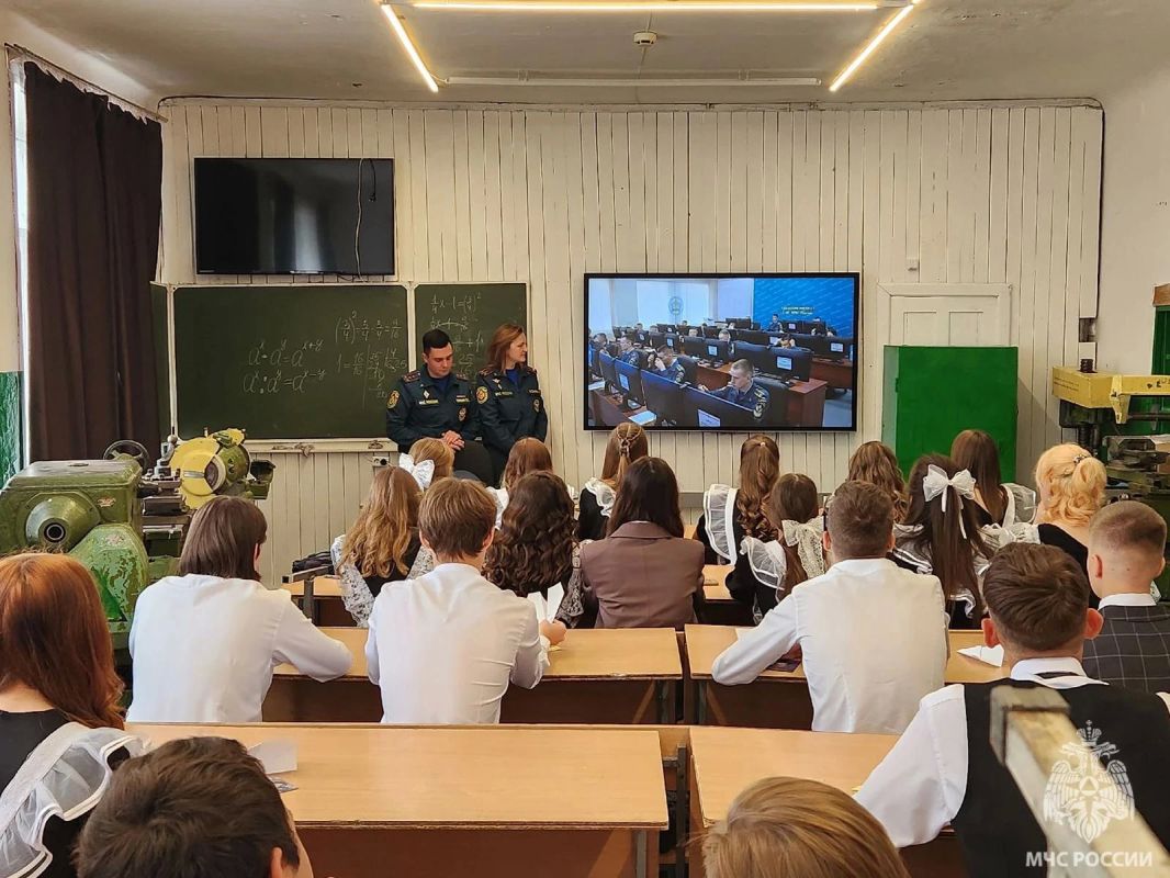 Будущее в их руках!. В рамках месячника безопасности сотрудники Ашинского гарнизона провели профориентационный урок для школьников - устроили настоящий экскурс в профессию! Обсудили: