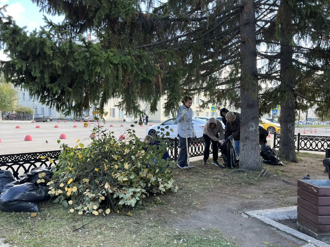 В Копейске прошел ежемесячный субботник В Копейске прошел ежемесячный субботник