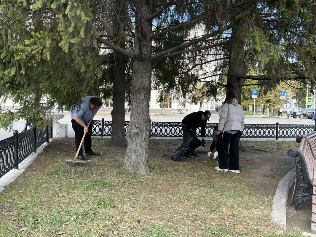 В Копейске прошел ежемесячный субботник В Копейске прошел ежемесячный субботник