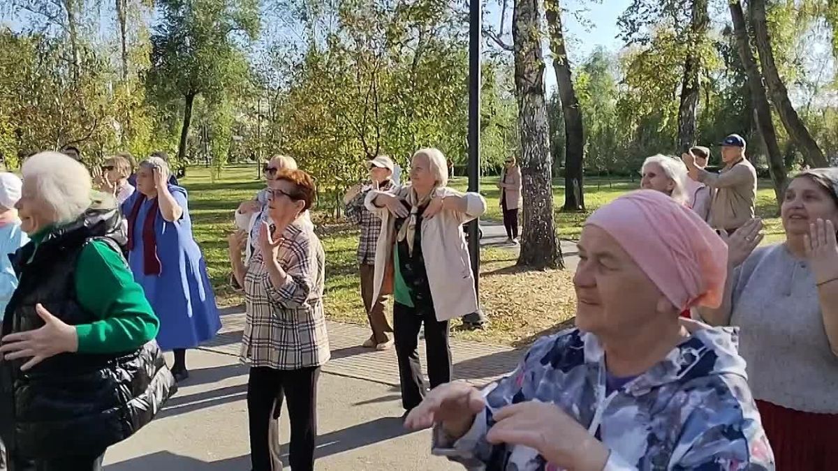 Зажигательные танцы устраивают гости «Золотых годов» на площадке министерства социальных отношений региона в Саду Победы