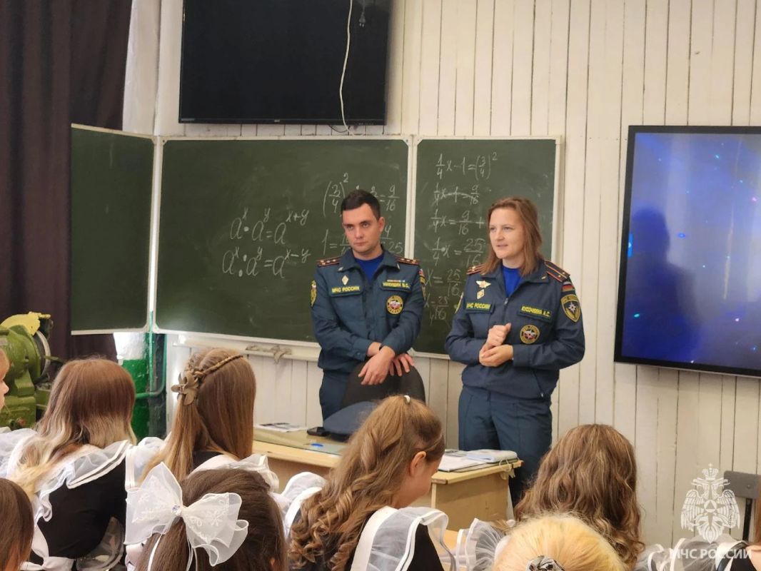 Будущее в их руках!. В рамках месячника безопасности сотрудники Ашинского гарнизона провели профориентационный урок для школьников - устроили настоящий экскурс в профессию! Обсудили: Будущее в их руках!. В рамках месячника безопасности сотрудники Ашинского гарнизона провели профориентационный урок для школьников - устроили настоящий экскурс в профессию! Обсудили: