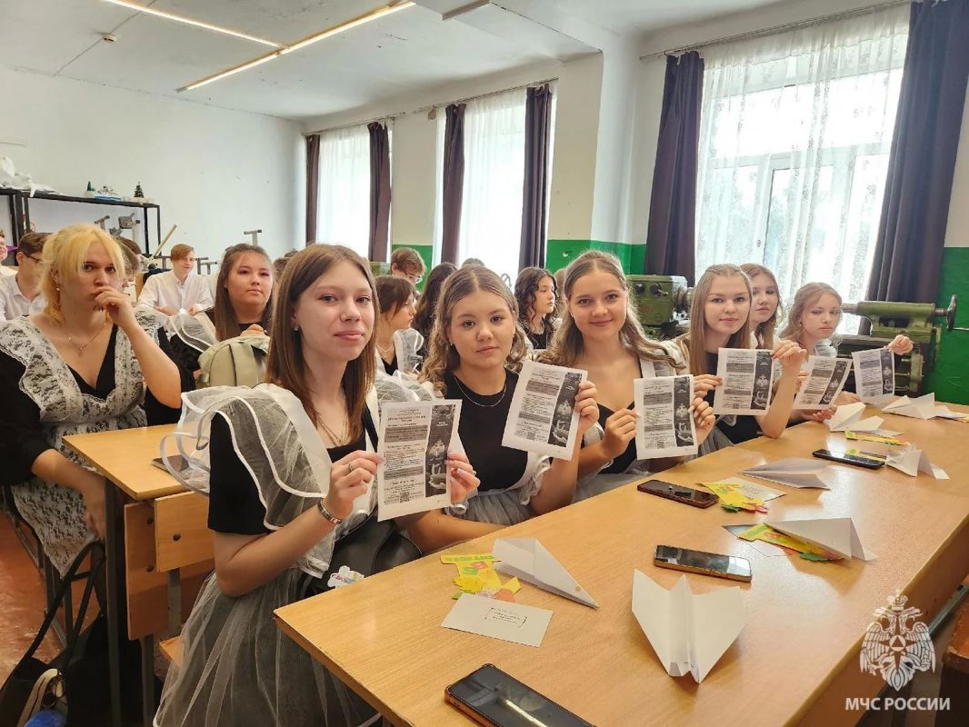 Будущее в их руках!. В рамках месячника безопасности сотрудники Ашинского гарнизона провели профориентационный урок для школьников - устроили настоящий экскурс в профессию! Обсудили: Будущее в их руках!. В рамках месячника безопасности сотрудники Ашинского гарнизона провели профориентационный урок для школьников - устроили настоящий экскурс в профессию! Обсудили: