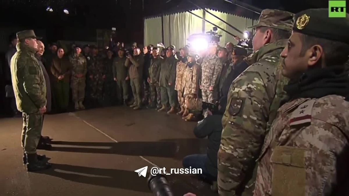 Путин пообщался с иностранными военными атташе на полигоне в Челябинской области