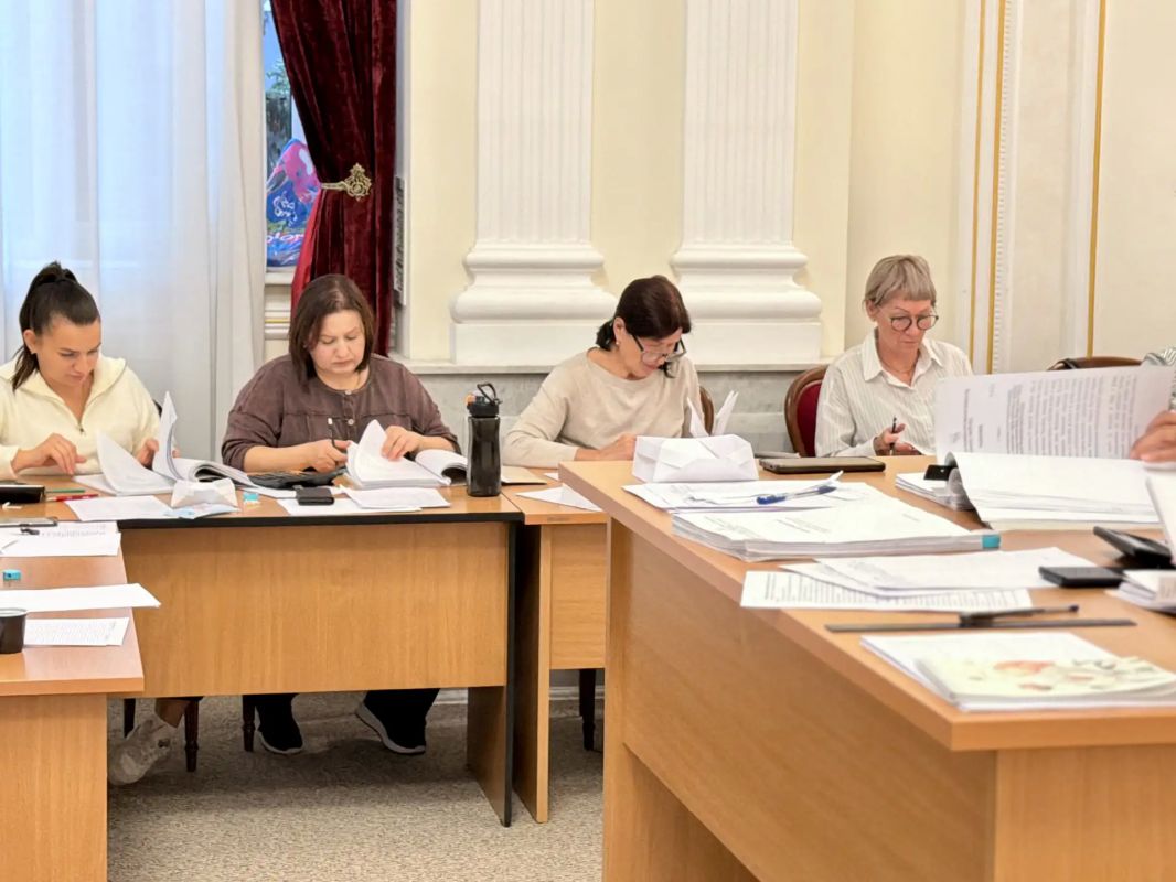 ИЗБИРКОМ СВОДИТ БЮДЖЕТЫ. Выборы завершились, но в областном избиркоме работа кипит ничуть не меньше, чем в разгар кампании Мы перешли к очень ответственной фазе — подготовке финансового отчета по расходованию средств... ИЗБИРКОМ СВОДИТ БЮДЖЕТЫ. Выборы завершились, но в областном избиркоме работа кипит ничуть не меньше, чем в разгар кампании Мы перешли к очень ответственной фазе — подготовке финансового отчета по расходованию средств...