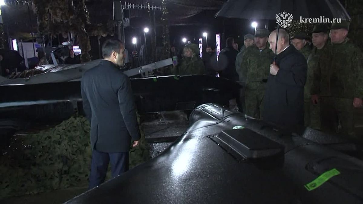 В ходе посещения полигона Чебаркульский в Челябинской области Владимир Путин осмотрел выставку образцов вооружения, военной и специальной техники