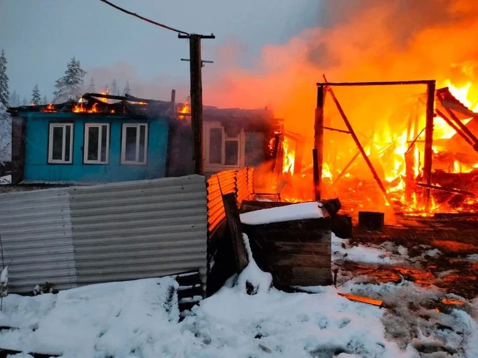 «Услышал запах жженой проводки и увидел зарево»: полицейский из Златоуста спас пенсионерку из горящего дома «Услышал запах жженой проводки и увидел зарево»: полицейский из Златоуста спас пенсионерку из горящего дома