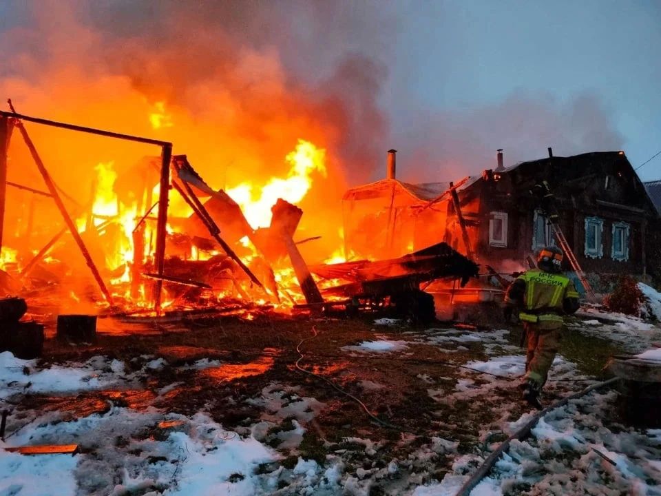 «Услышал запах жженой проводки и увидел зарево»: полицейский из Златоуста спас пенсионерку из горящего дома
