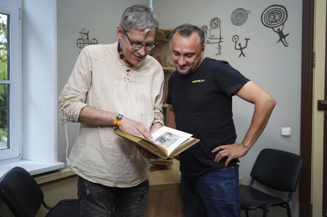 О том, какие интересные находки порой попадаются в старинных книгах, в авторской программе Андрея Трушникова «Говорящие» проекта «Радио Наука» рассказал коллекционер, кандидат философских наук Андрей Лавров