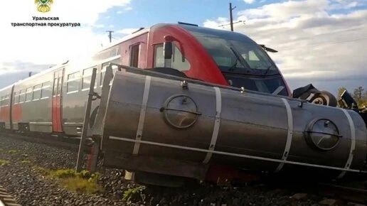 Электричка из Челябинска протаранила грузовик по пути в Верхний Уфалей