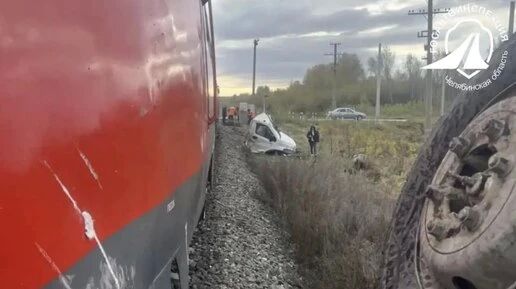 У грузовика оторвало кабину после ДТП с электричкой из Челябинска