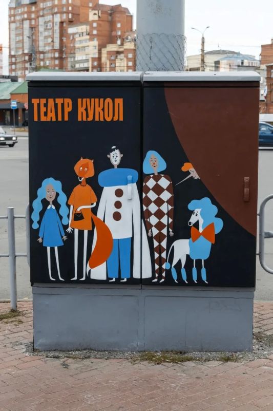 Борцы, Артемон и девушка в окне: художники украсили улицы Челябинска новыми рисункам Борцы, Артемон и девушка в окне: художники украсили улицы Челябинска новыми рисункам