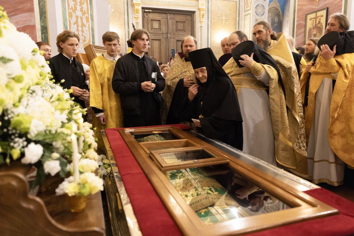 Сергей Аксёнов: Сегодня в Симферополе состоялось перенесение мощей святителя Луки Крымского из Свято-Троицкого монастыря в кафедральный собор святого благоверного князя Александра Невского Сергей Аксёнов: Сегодня в Симферополе состоялось перенесение мощей святителя Луки Крымского из Свято-Троицкого монастыря в кафедральный собор святого благоверного князя Александра Невского
