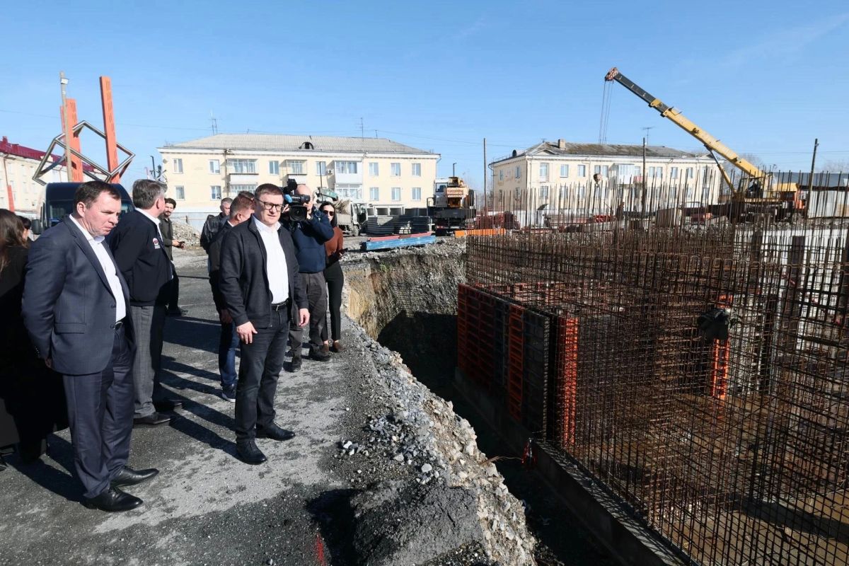 Во время рабочей поездки в Сатку Алексей Текслер совершил «разворот» и проинспектировал ход строительства Детской школы искусств №1 имени Ю.А. Розума