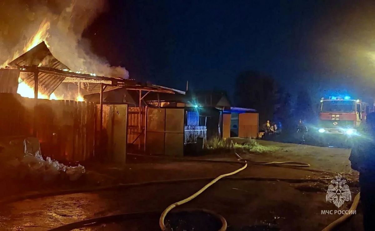 В частном секторе горят жилые дома В частном секторе горят жилые дома