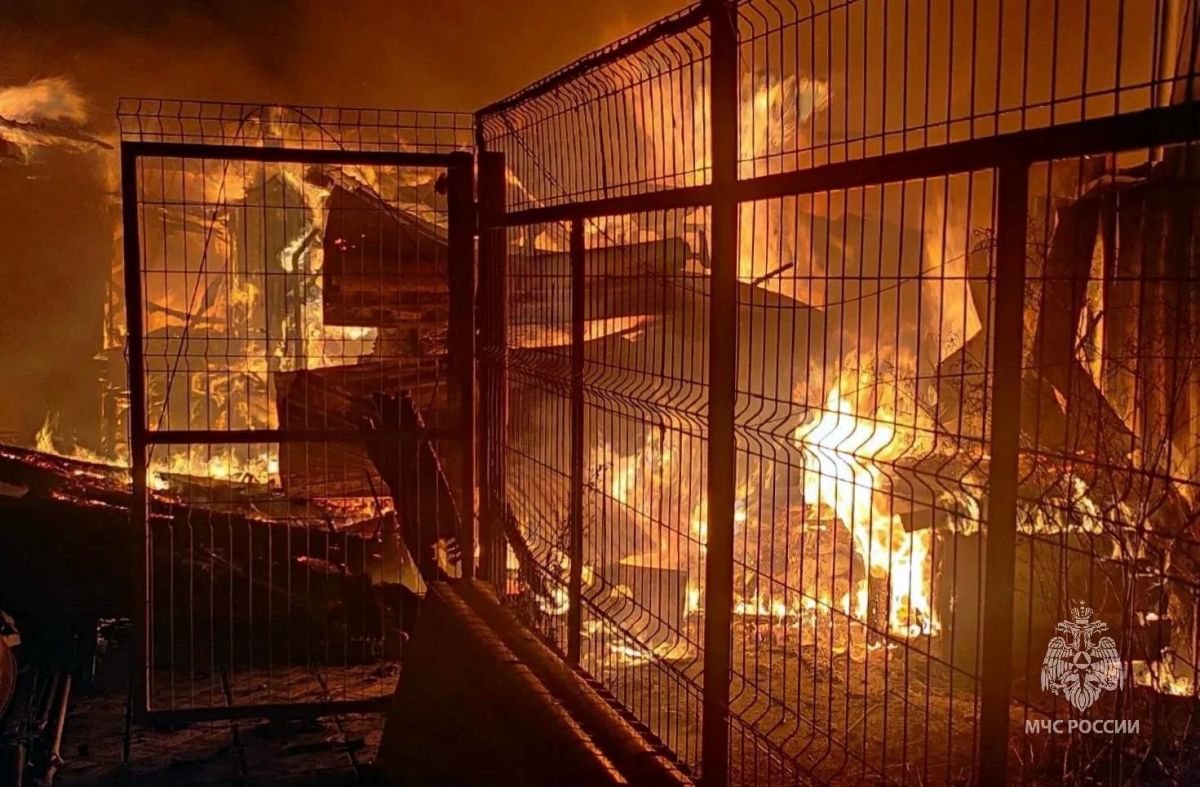 В частном секторе горят жилые дома В частном секторе горят жилые дома