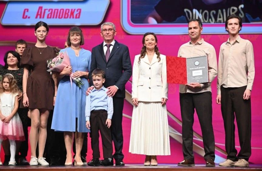 В Кремле наградили семью Карсаковых из Агаповки — победителей конкурса «Семья года»
