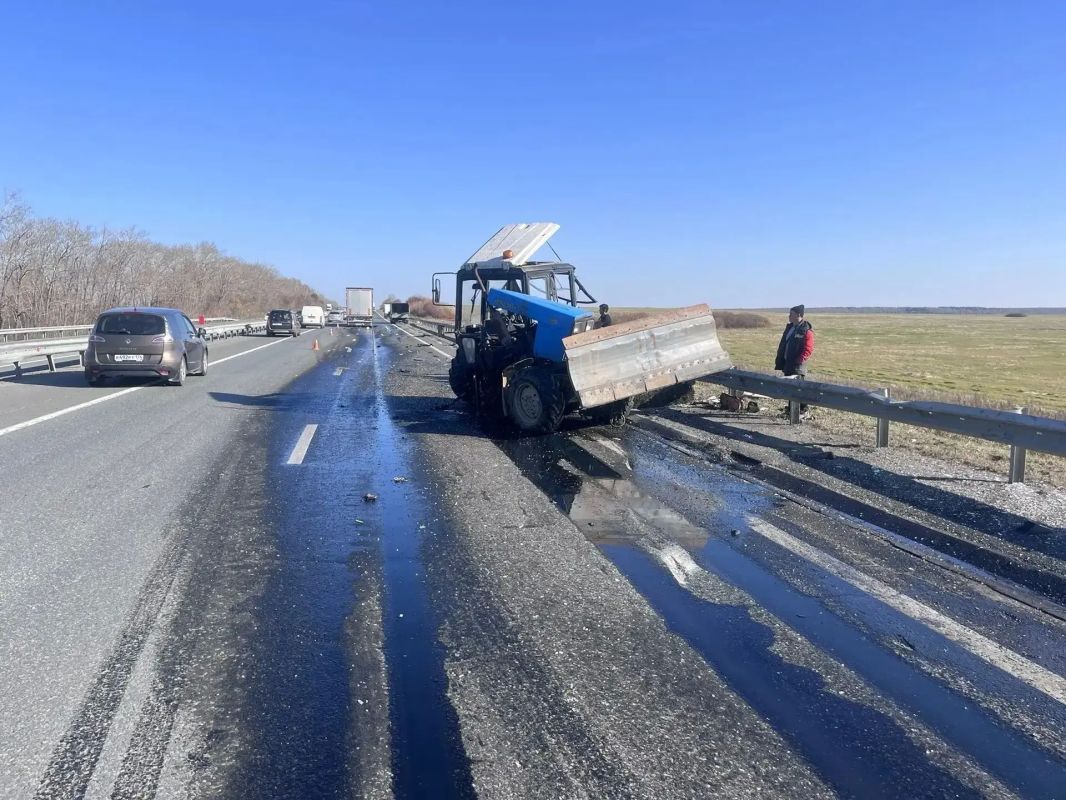 На трассе М-5 в Чебаркульском округе водитель фуры протаранил трактор