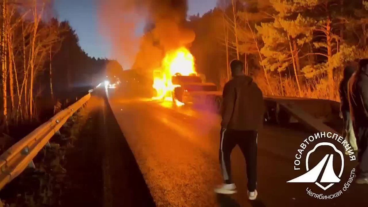 Трассу М5 в районе Юрюзани перекрыли изза загоревшейся фуры